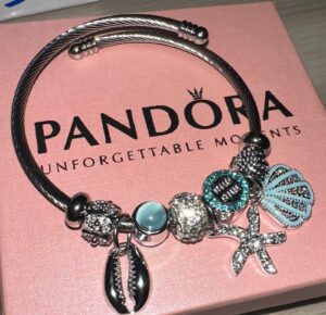 PULSERA PANDORA CON CHARMS